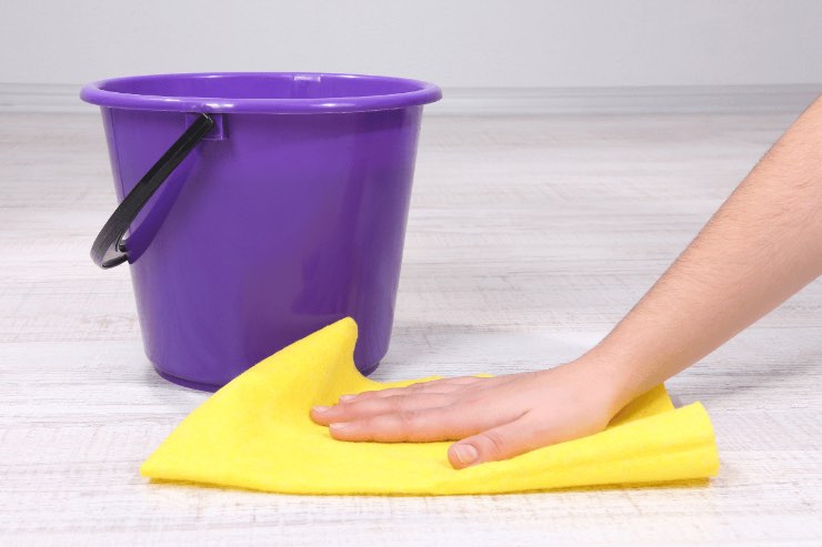 Quante volte bisogna lavare il pavimento in una settimana? La risposta
